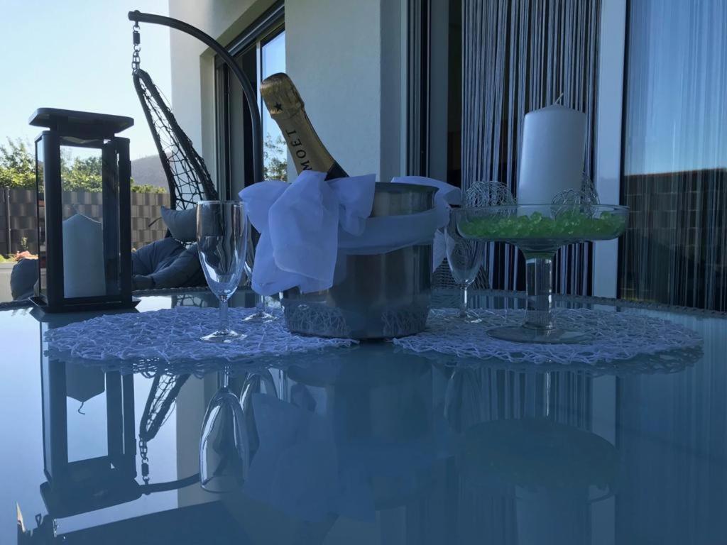Hedonist-Luxury 2 Bedroom Apartment With Private Hot Tub, Garden And Free Parking Trogir Exterior photo