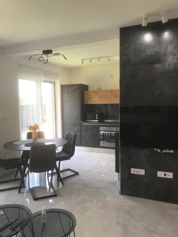 Hedonist-Luxury 2 Bedroom Apartment With Private Hot Tub, Garden And Free Parking Trogir Exterior photo