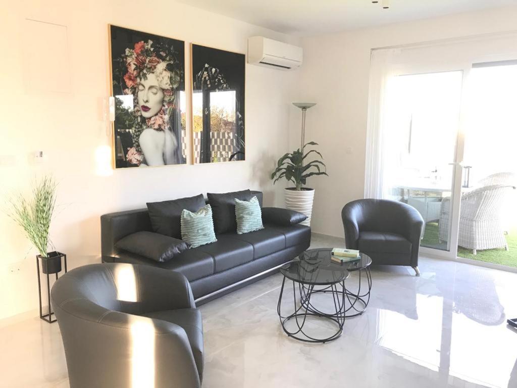 Hedonist-Luxury 2 Bedroom Apartment With Private Hot Tub, Garden And Free Parking Trogir Exterior photo