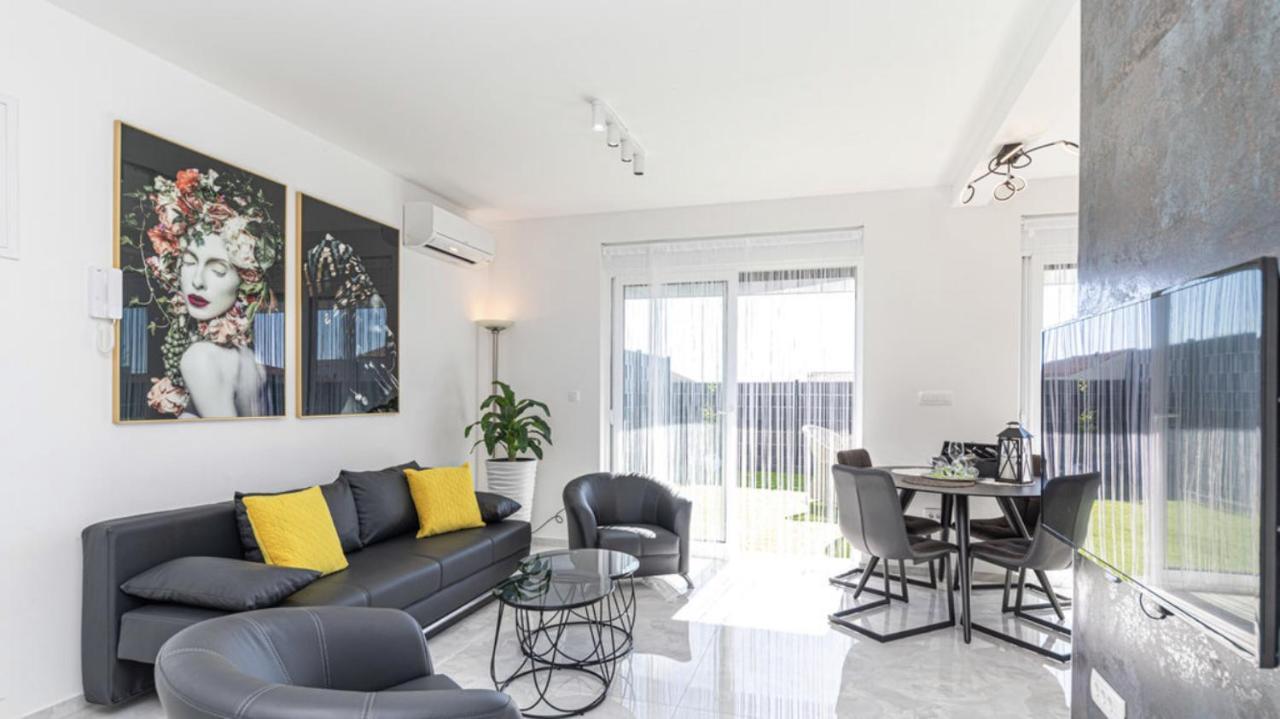 Hedonist-Luxury 2 Bedroom Apartment With Private Hot Tub, Garden And Free Parking Trogir Exterior photo