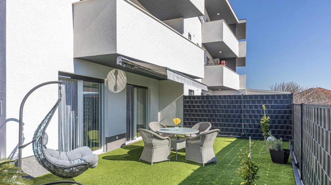Hedonist-Luxury 2 Bedroom Apartment With Private Hot Tub, Garden And Free Parking Trogir Exterior photo