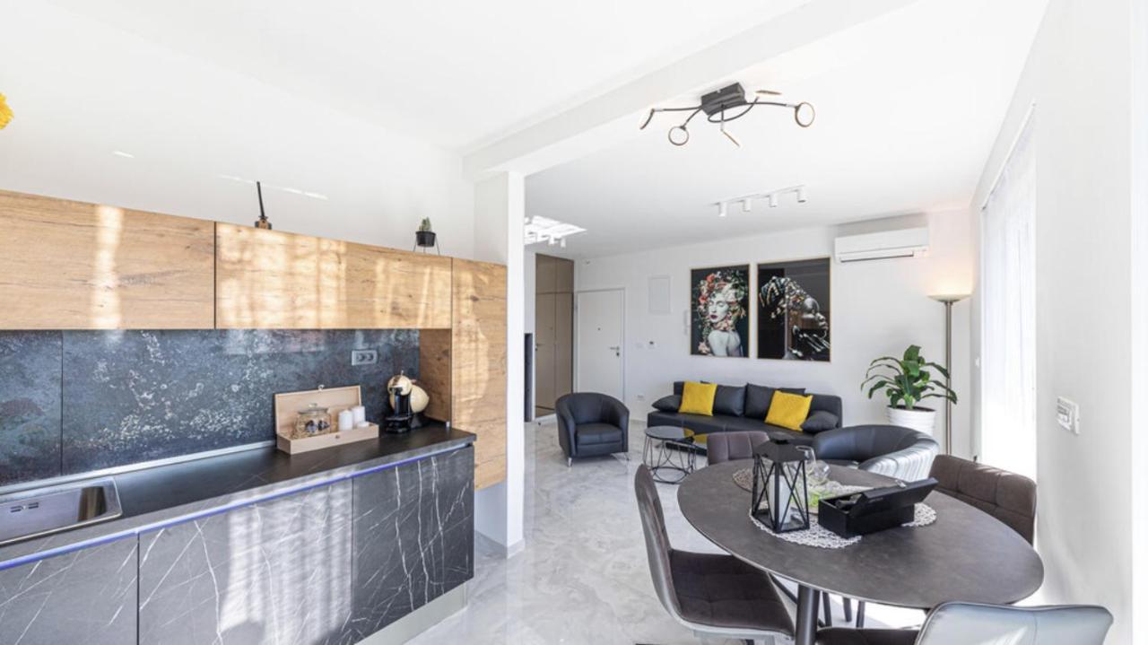 Hedonist-Luxury 2 Bedroom Apartment With Private Hot Tub, Garden And Free Parking Trogir Exterior photo
