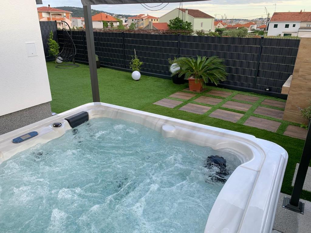 Hedonist-Luxury 2 Bedroom Apartment With Private Hot Tub, Garden And Free Parking Trogir Exterior photo