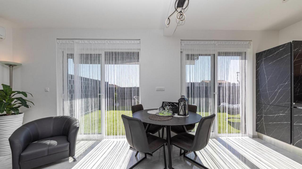 Hedonist-Luxury 2 Bedroom Apartment With Private Hot Tub, Garden And Free Parking Trogir Exterior photo