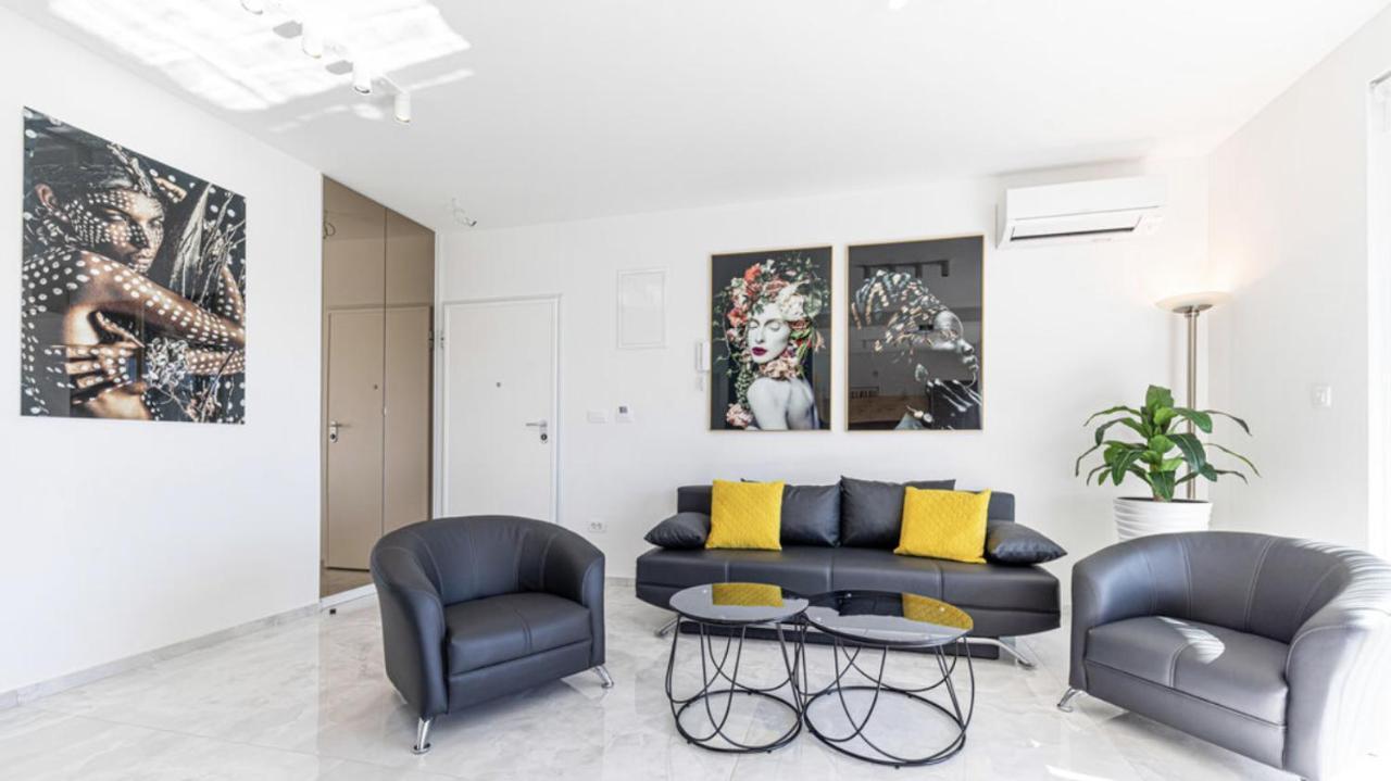Hedonist-Luxury 2 Bedroom Apartment With Private Hot Tub, Garden And Free Parking Trogir Exterior photo