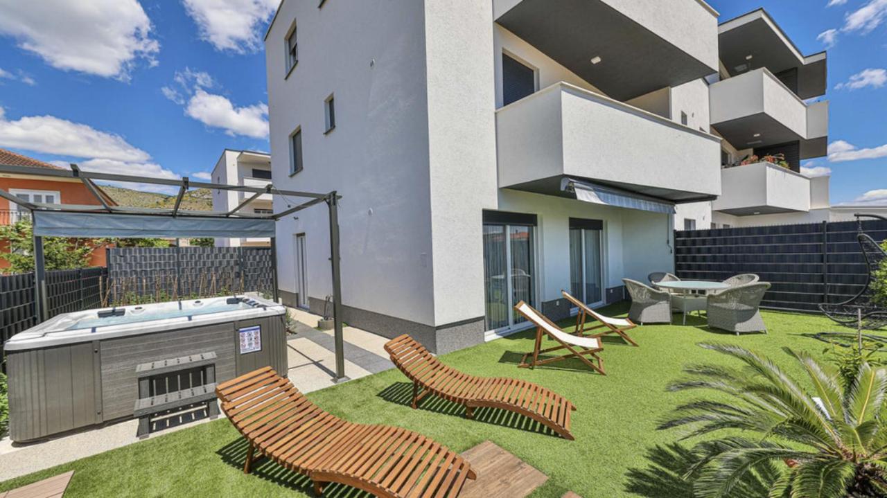 Hedonist-Luxury 2 Bedroom Apartment With Private Hot Tub, Garden And Free Parking Trogir Exterior photo