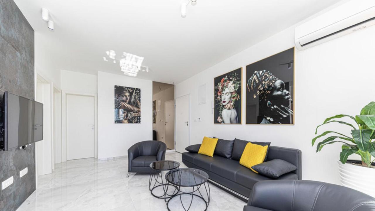 Hedonist-Luxury 2 Bedroom Apartment With Private Hot Tub, Garden And Free Parking Trogir Exterior photo