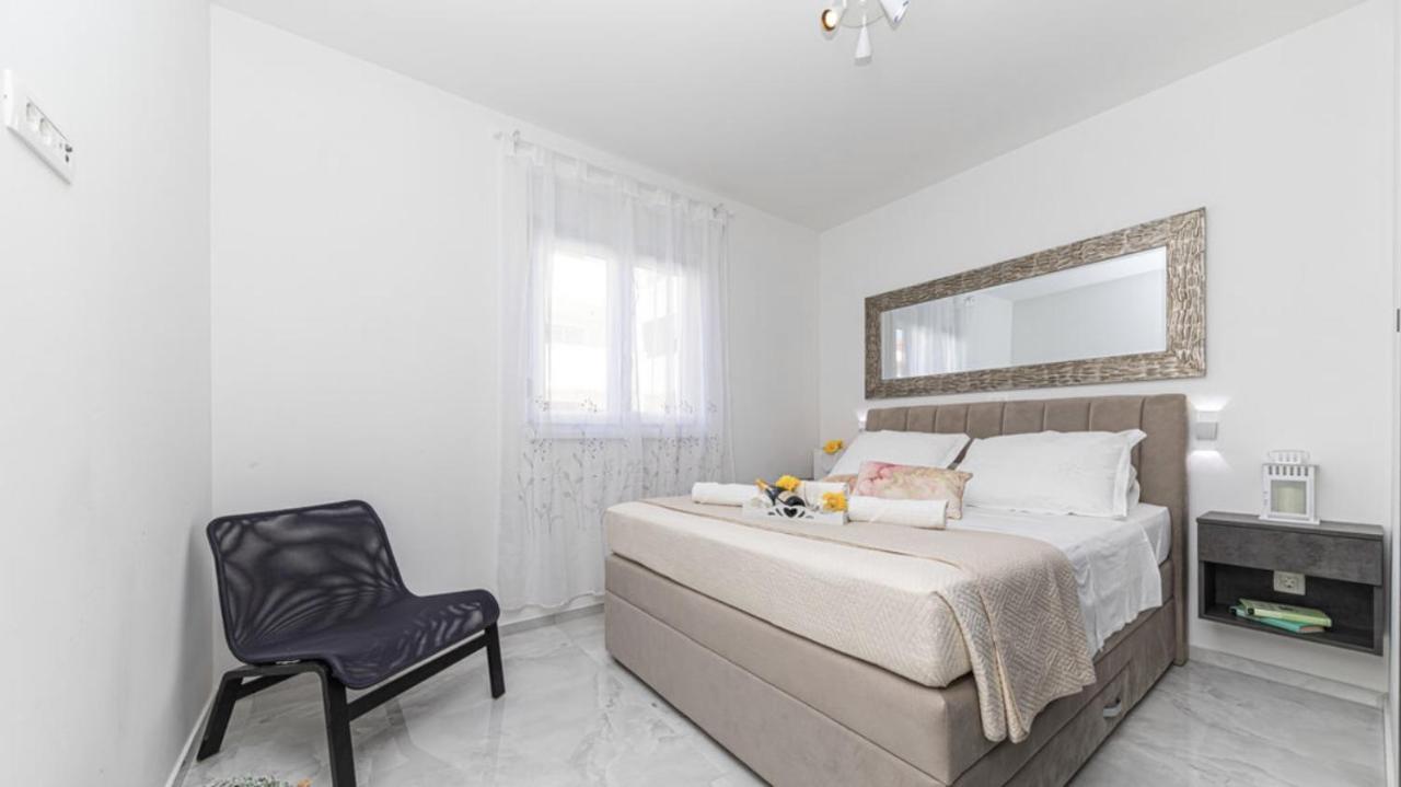 Hedonist-Luxury 2 Bedroom Apartment With Private Hot Tub, Garden And Free Parking Trogir Exterior photo